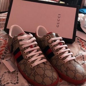 Authentic Gucci sneakers fits a women’s 6.5/7